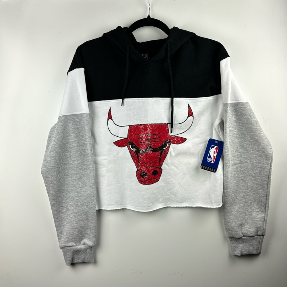 NBA THE BULLS SZ M HOODIE NWT BULLS GRAPHIC BLACK RED WHITE LONG SLEEVE  CUFFS